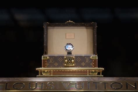 how to spot a fake lv watch